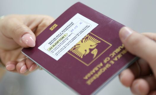 Miratohet ligj i ri per Shtetesine: Zgjidh problematikat me femijet e lindur jashte